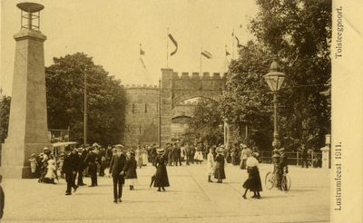 221855 Gezicht op de gereconstrueerde Tolsteegpoort bij de Tolsteegbrug te Utrecht, onderdeel van de festiviteiten bij ...